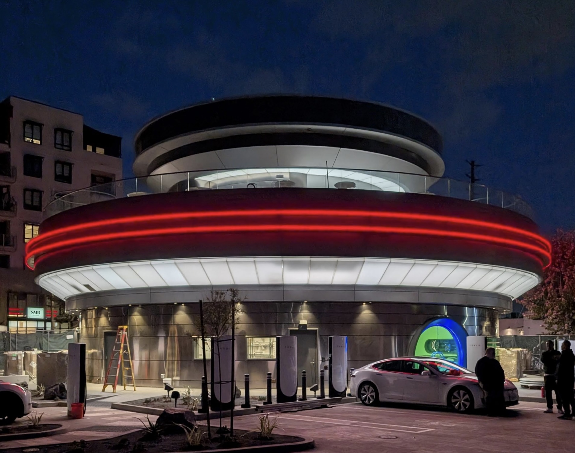 tesla-diner-supercharger